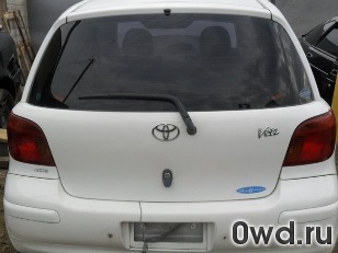 Битый автомобиль Toyota Vitz